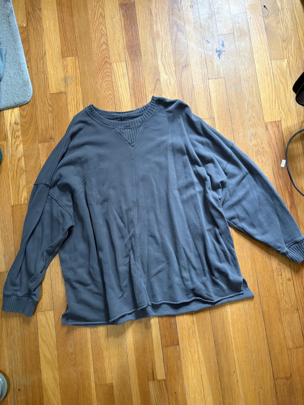 aerie oversized long sleeve pullover in charcoal gray